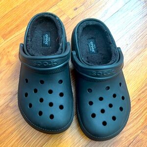 Woman’s lined crocs black